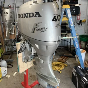 2000 Honda 40 HP 3-Cylinder Carbureted 4-Stroke 20″ (L) Outboard Motor