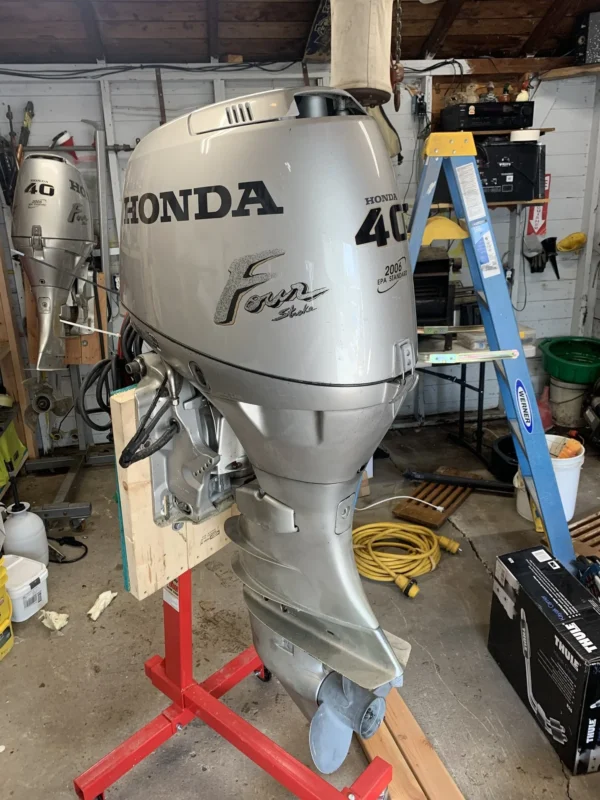 2000 Honda 40 HP 3-Cylinder Carbureted 4-Stroke 20″ (L) Outboard Motor